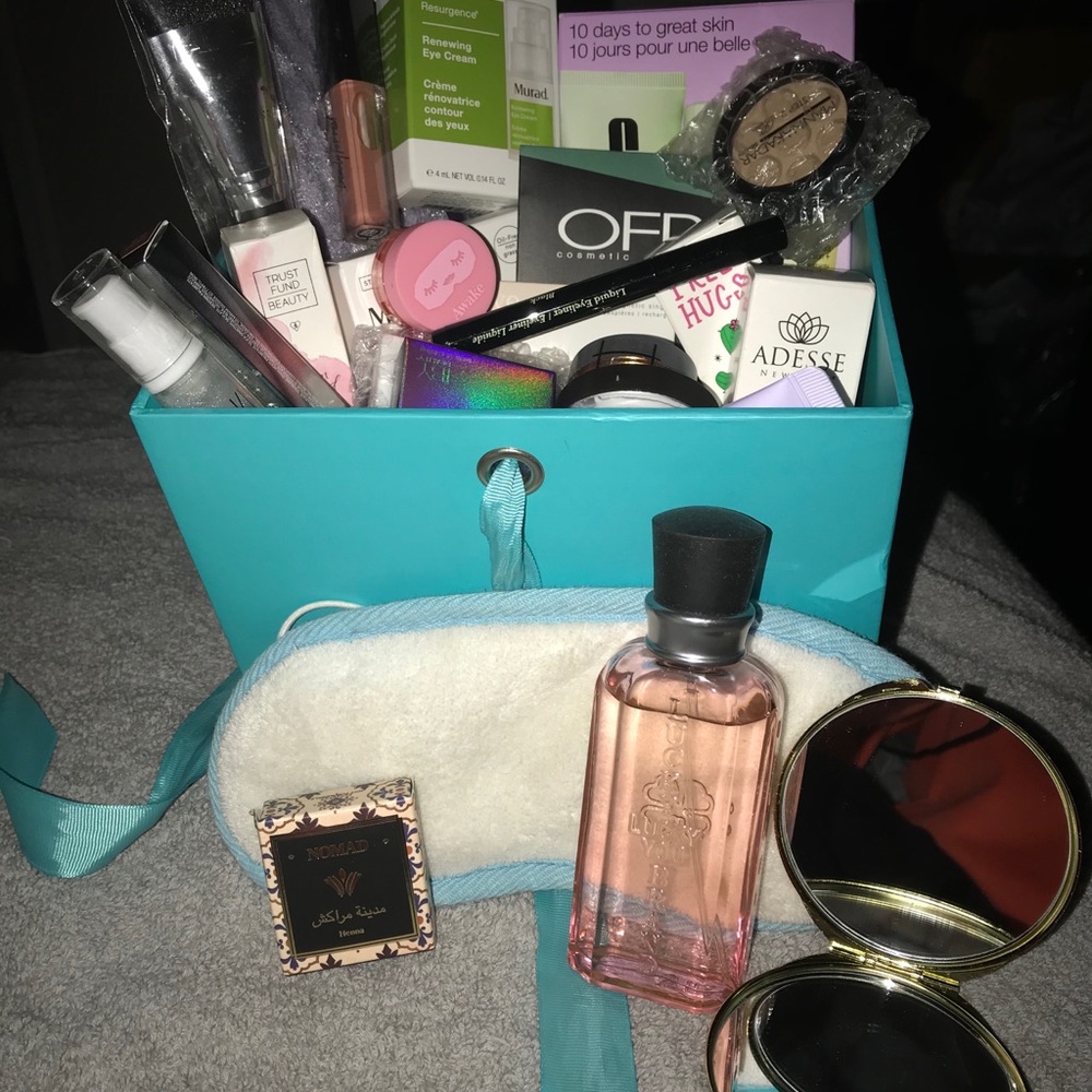 Box of beauty products - Picture 1 of 2